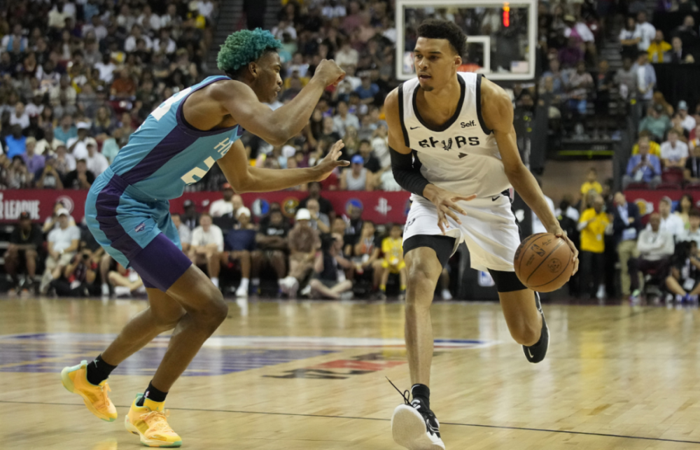  文班亚马首秀惊艳马刺不敌掘金但未来可期